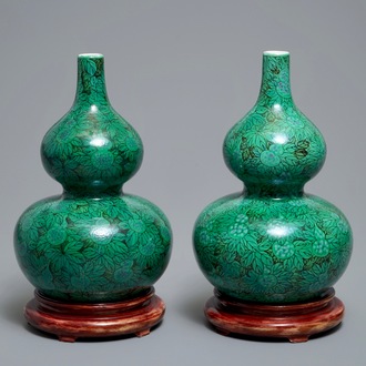 Une paire de vases de forme double gourde à décor de courges sur fond vert, République, 20ème