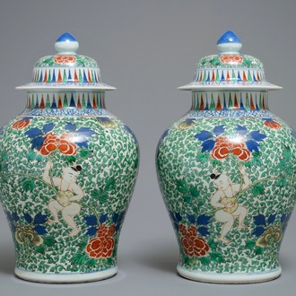 Une paire de vases couverts en porcelaine de Chine wucai, marque de Chenghua, 19/20ème
