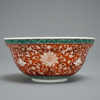 19-20世纪 红底荷花瓷碗