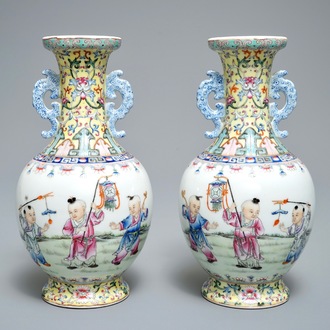 Une paire de vases en porcelaine de Chine famille rose à décor de garçons jouants, République, 20ème