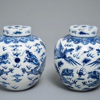 Deux pots couverts en porcelaine de Chine bleu et blanc aux phénix et dragons, 19ème