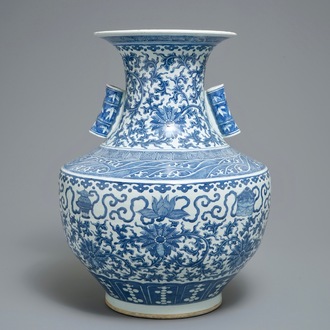 Un vase de forme hu en porcelaine de Chine bleu et blanc, 19ème