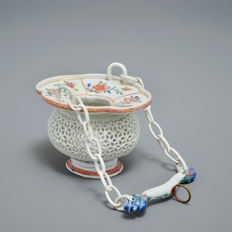 Un panier à suspendre ajouré en porcelaine de Chine famille rose, Yongzheng/Qianlong