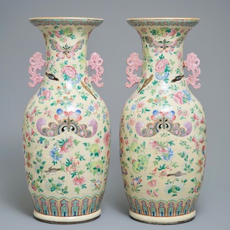 Une paire de vases en porcelaine de Chine famille rose à décor de papillons, 19ème