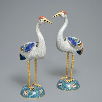 Une paire de grands modèles de grues en bronze doré et émaux cloisonnés, Chine, 18/19ème