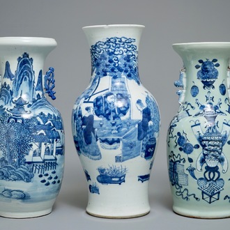 Trois vases en porcelaine de Chine bleu et blanc, 19ème