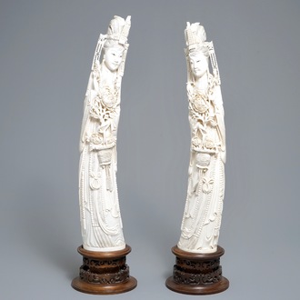 A pair of tall Chinese ivory figures of ladies with a flower basket, 19th C.