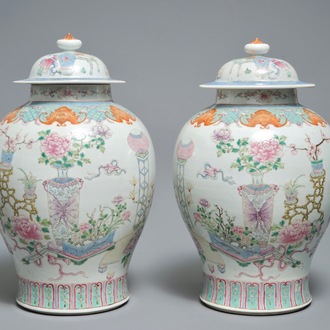 A pair of Chinese famille rose vases and covers with antiquities, 19th C.