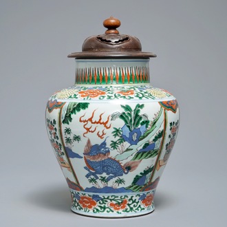 Un vase en porcelaine de Chine wucai à décor d'animaux mythiques, 19ème