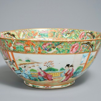 Un grand bol en porcelaine de Chine famille rose de Canton, 19ème