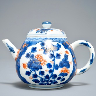 Une théière de type cadogan en porcelaine de Chine de style Imari, Kangxi