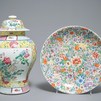 A Chinese famille rose vase and cover and a millefleurs dish, 19/20th C.