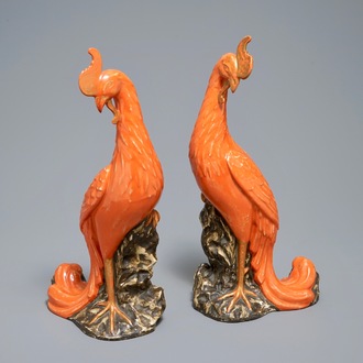 Een paar Chinese modellen van feniksen met koraalrode fondkleur, 19/20e eeuw