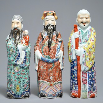 Un ensemble de trois figures d'Immortels en porcelaine de Chine famille rose, 19/20ème