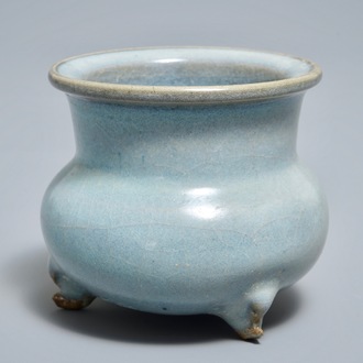 Un petit brûle-parfum en grès émaillé turquoise de type Junyao, Chine, Yuan ou après