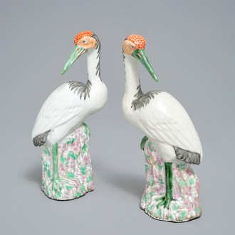 Une paire de modèles de grues en porcelaine de Chine famille rose, Qianlong