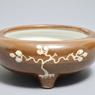 Un brûle-parfum tripod à fond brun monochrome en porcelaine de Chine, marque de Chenghua, Ming