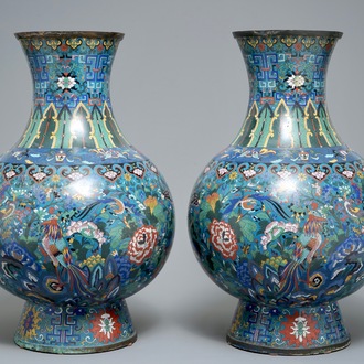 Een paar grote Chinese cloisonné vazen, 19e eeuw