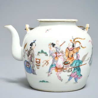 Une théière en porcelaine de Chine famille rose, marque de Qianlong, 19ème