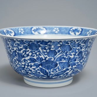 Un bol en porcelaine de Chine bleu et blanc à décor floral, marque et époque de Kangxi