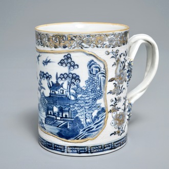 Une chope en porcelaine de Chine bleu, blanc et doré à décor en relief, Qianlong