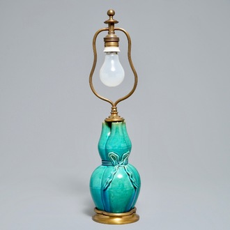 Een Chinese turquoise drietuitige vaas met brons als lamp gemonteerd, 19e eeuw