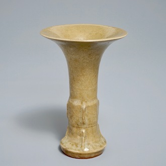 Un vase de forme gu en porcelaine de Chine de Longquan, Song ou après