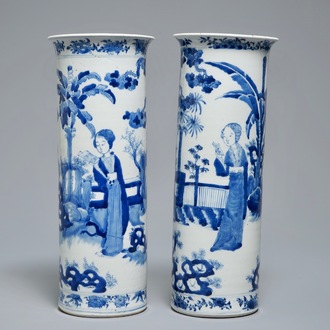 Deux vases en porcelaine de Chine bleu et blanc figurant des femmes dans un jardin, 19ème