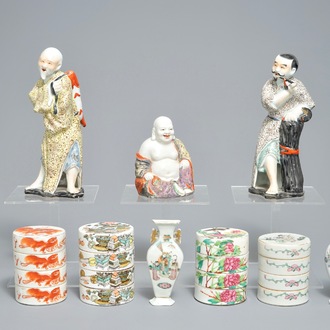 Trois figures, trois vases d'applique et quatre boîtes couvertes en porcelaine de Chine famille rose, 19/20ème