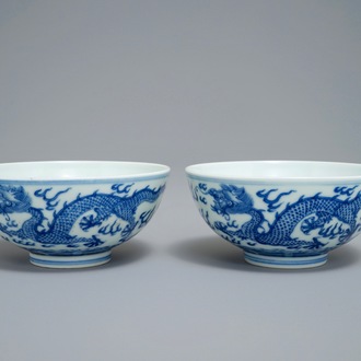 Une paire de bols aux dragons en porcelaine de Chine bleu et blanc, marque de Guangxu, 19/20ème