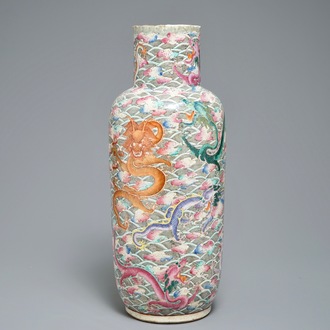 Un vase en porcelaine de Chine famille rose à décor de dragons, 19ème