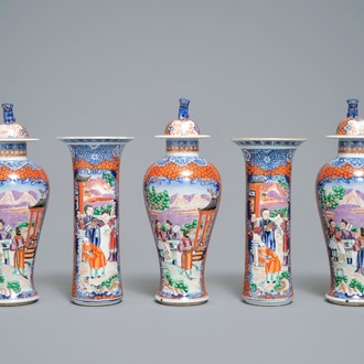 Une garniture de cinq vases en porcelaine de style famille rose à décor mandarin, Samson, Paris, 19ème