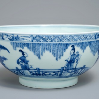 Een Chinese blauwwitte kom met figuratief decor rondom, Kangxi/Yongzheng