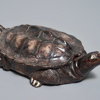 Une terrine couverte en forme de tortue en biscuit émaillé brun, Chine, Qianlong