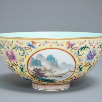 Un bol en porcelaine de Chine famille rose à fond jaune, marque de Yongzheng, 20ème