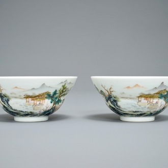 Une paire de bols à thé en porcelaine de Chine famille rose, marque de Qianlong, 20ème