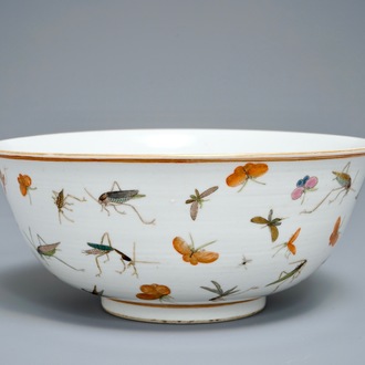 Un bol en porcelaine de Chine famille rose à décor d'insectes, marque de Guangxu, 19/20ème