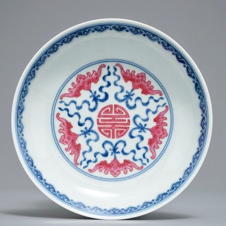 Une assiette en porcelaine de Chine bleu et blanc aux émaux roses, marque de Qianlong, 20ème