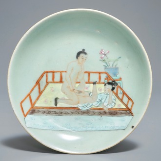 Een Chinees famille rose bord met erotisch decor op celadon fondkleur, 19e eeuw