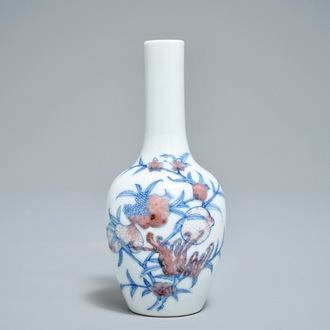 Un vase à décor 'sanduo' en porcelaine de Chine bleu, blanc et rouge, marque de Kangxi, 19/20ème