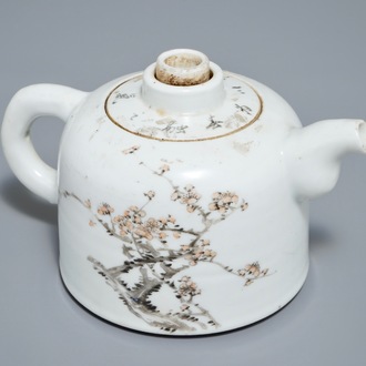 A Chinese qianjiang cai teapot with floral design, 19/20th C.