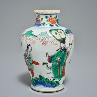 Un vase en porcelaine de Chine wucai à décor mythologique, époque Transition