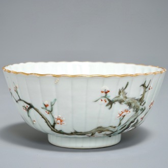 Un bol en porcelaine de Chine qianjiang cai à décor floral, 19/20ème