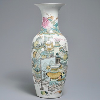 A Chinese qianjiang cai vase with antiquities design, 19/20th C.