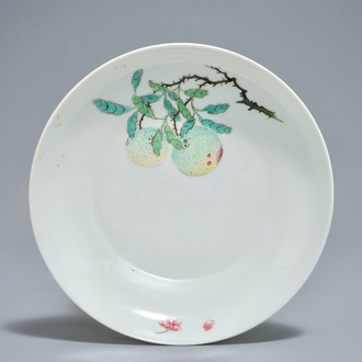 Une assiette à décor 'sanduo' en porcelaine de Chine famille rose, marque de Yongzheng, 20ème