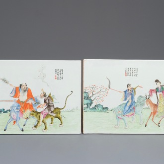 Une paire de plaques en porcelaine de Chine famille rose figurant des immortels, 19/20ème