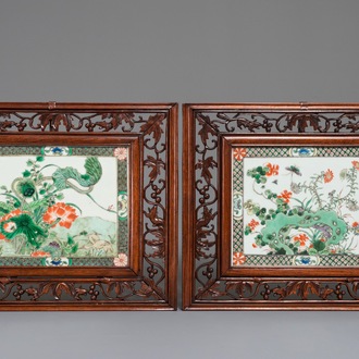 Deux plaques en porcelaine de Chine famille verte en cadres en bois, 19/20ème