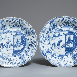 Une paire de plats en porcelaine de Chine bleu et blanc figurant les 'Soeurs Cao', Kangxi