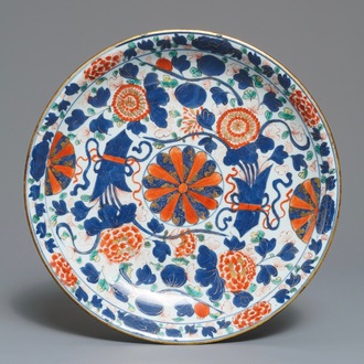 Een Chinese verte-Imari schotel met floraal decor, Kangxi