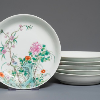 Six assiettes en porcelaine de Chine famille rose à décor floral, marque de Guangxu, 19/20ème